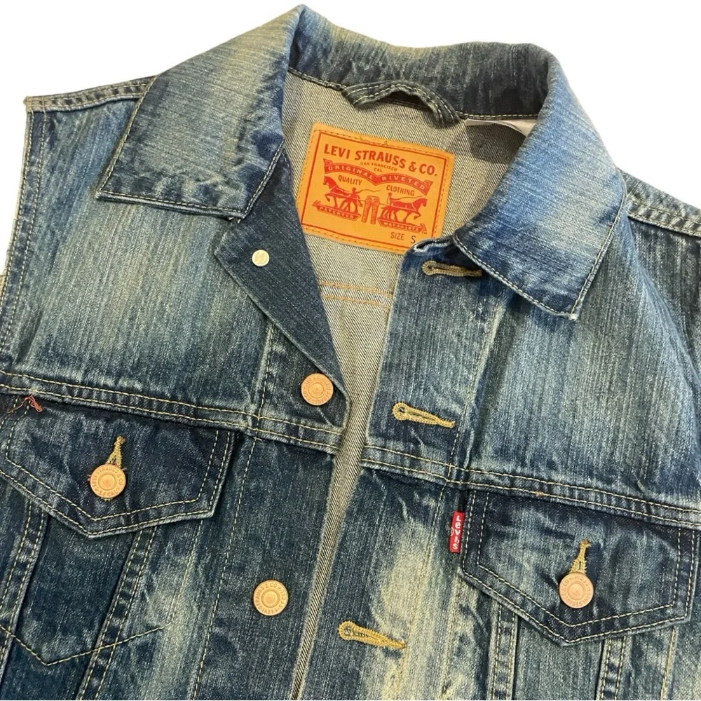 Levi’s Distressed Denim Vest - Picture 4 of 6